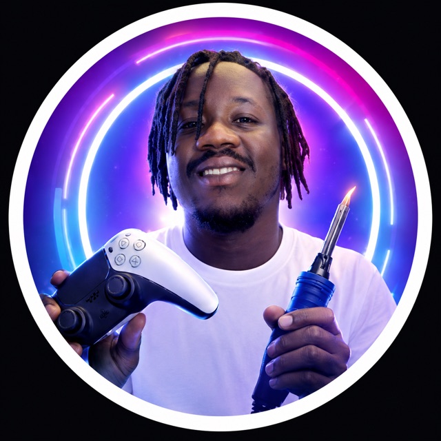 Emanuel Pollmer, Inhaber von Fixecke, mit PS5 DualSense und Lötkolben im violett-blauen Neonring